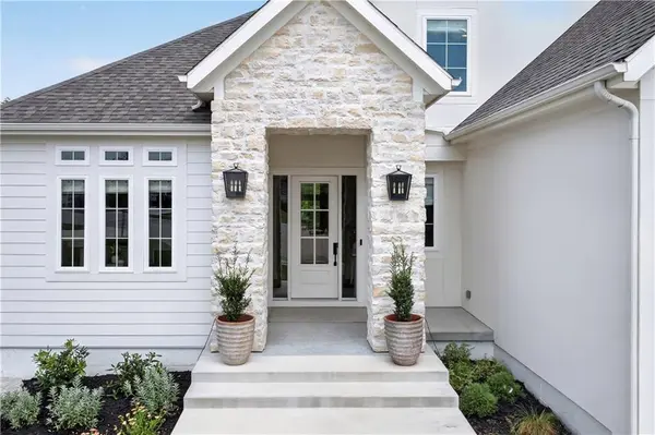 15410 W 166th TER, Olathe, KS 66062