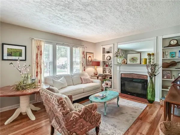 5026 W 72nd TER, Prairie Village, KS 66208