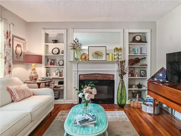 5026 W 72nd TER, Prairie Village, KS 66208
