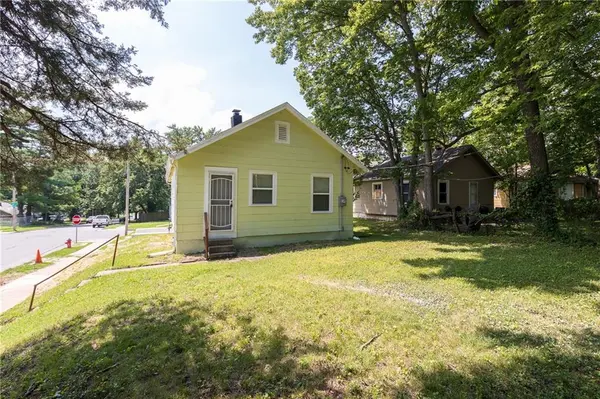 3220 E 68th ST, Kansas City, MO 64132