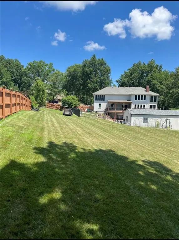 4104 SW Hickory LN, Blue Springs, MO 64015