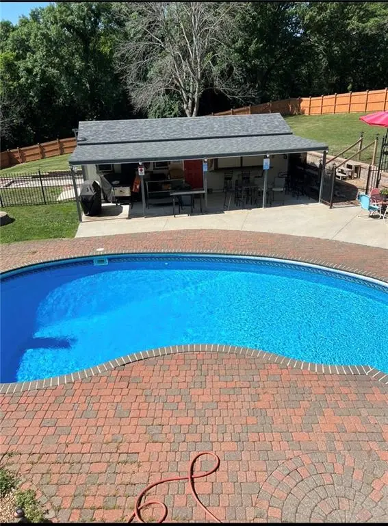 4104 SW Hickory LN, Blue Springs, MO 64015