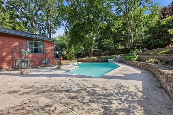 8728 Meadow LN, Leawood, KS 66206