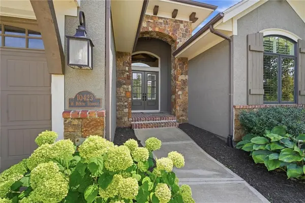 10423 W 168th TER, Overland Park, KS 66221