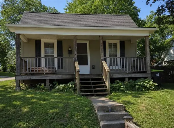 307 E CHESTNUT ST, Harrisonville, MO 64701