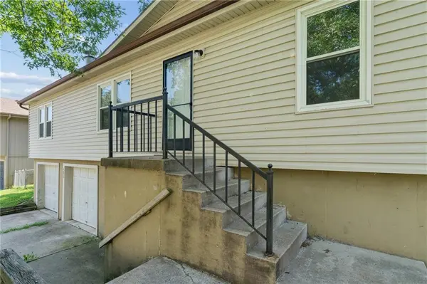 4804 W Christie CIR, Blue Springs, MO 64015