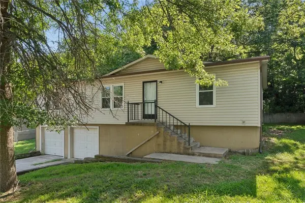 4804 W Christie CIR, Blue Springs, MO 64015