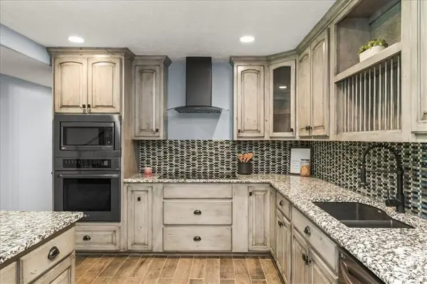 5318 S STILLHOUSE RD, Oak Grove, MO 64075