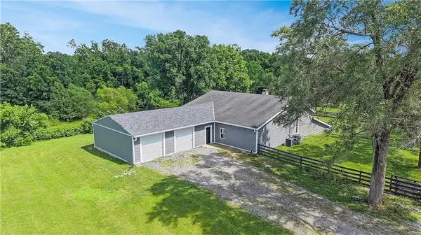 5318 S STILLHOUSE RD, Oak Grove, MO 64075