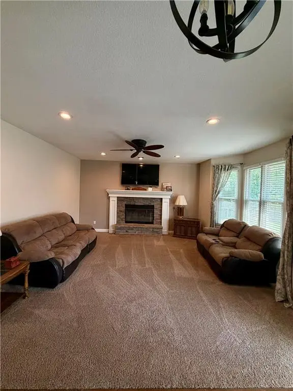 1437 Coventry LN, Liberty, MO 64068