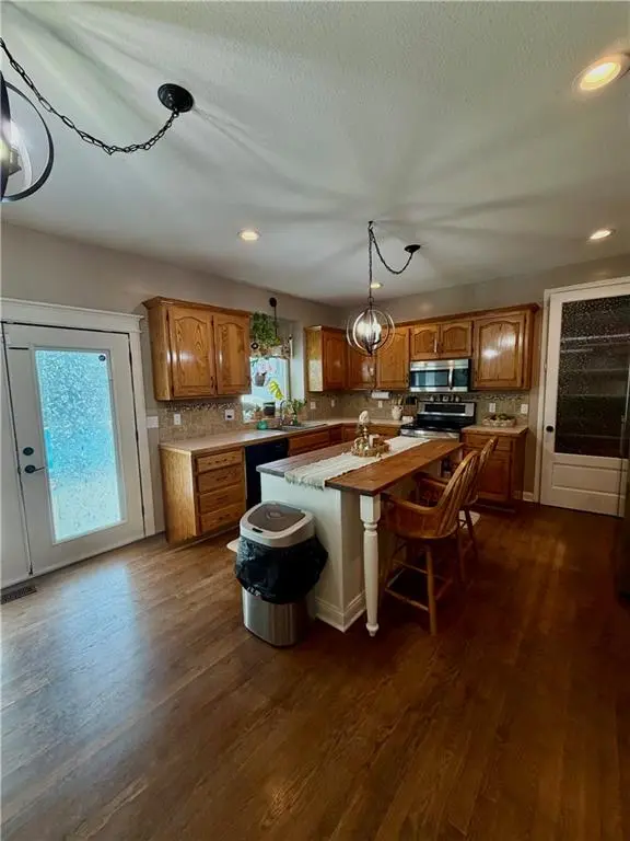 1437 Coventry LN, Liberty, MO 64068