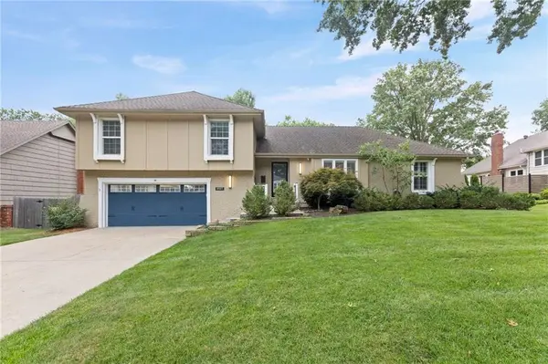 9527 Cedar ST, Overland Park, KS 66207