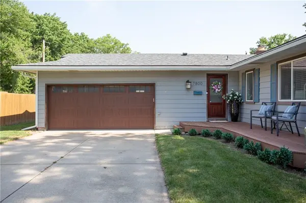 7800 W 95th TER, Overland Park, KS 66212
