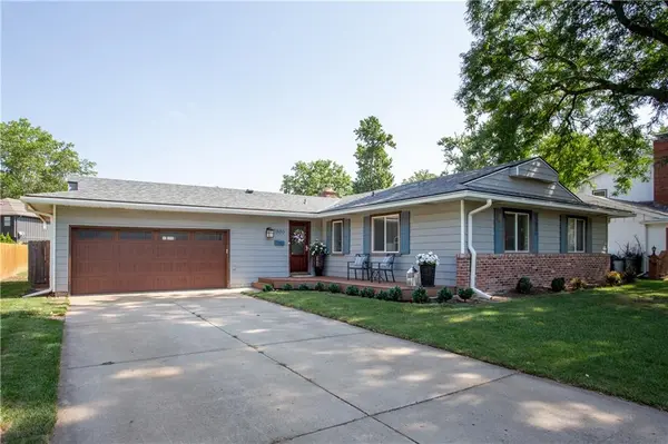 7800 W 95th TER, Overland Park, KS 66212