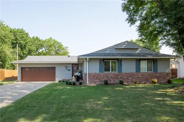 7800 W 95th TER, Overland Park, KS 66212