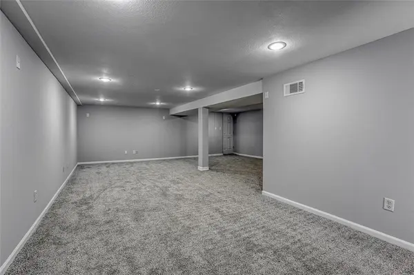 613 NE Corder ST, Lee's Summit, MO 64063