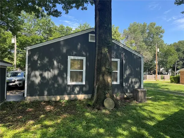 1007 A & B S Lexington ST, Harrisonville, MO 64701