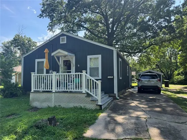 1007 A & B S Lexington ST, Harrisonville, MO 64701