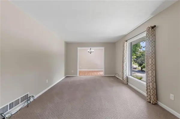 7401 N Strathbury AVE, Kansas City, MO 64151