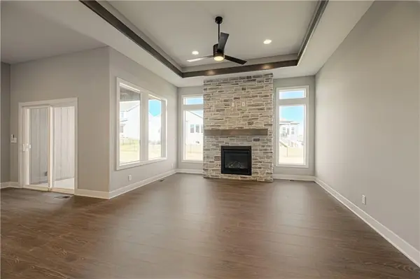 1152 SW Whitby DR, Lee's Summit, MO 64083