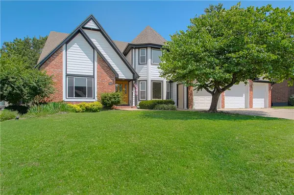 2452 NW Valley View DR, Lee's Summit, MO 64081