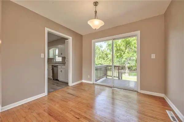 5226 Garner LN, Merriam, KS 66203