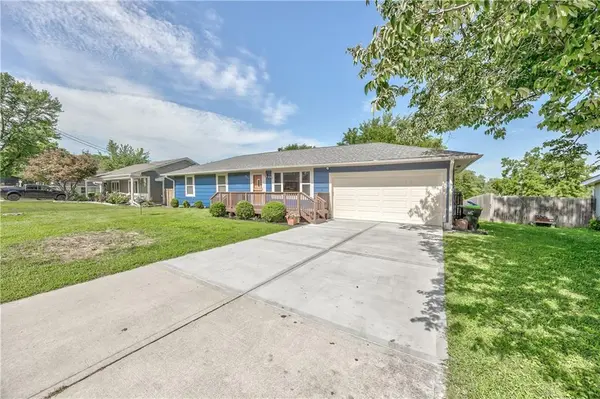 5226 Garner LN, Merriam, KS 66203