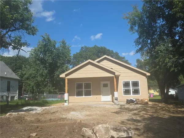 733 N Oak ST, Ottawa, KS 66067