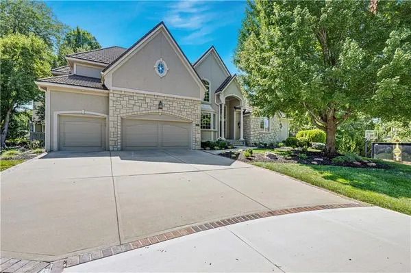 10853 S Cedar Niles CIR, Olathe, KS 66061