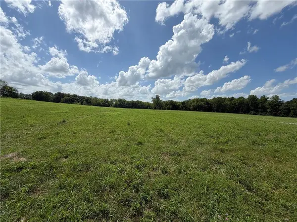 15749 206th ST, Tonganoxie, KS 66086
