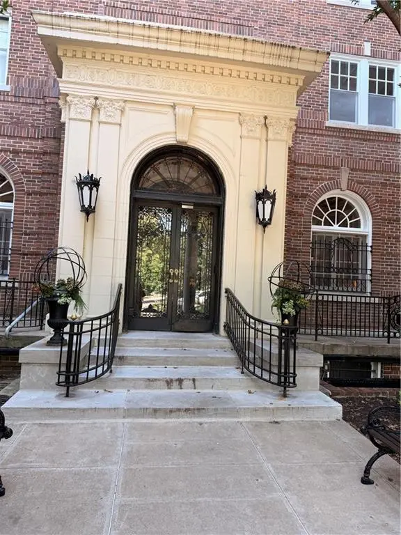 4618 Warwick BLVD #4D, Kansas City, MO 64112