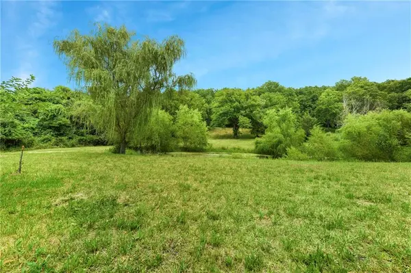 9215 Valley Garden DR, Kansas City, MO 64139