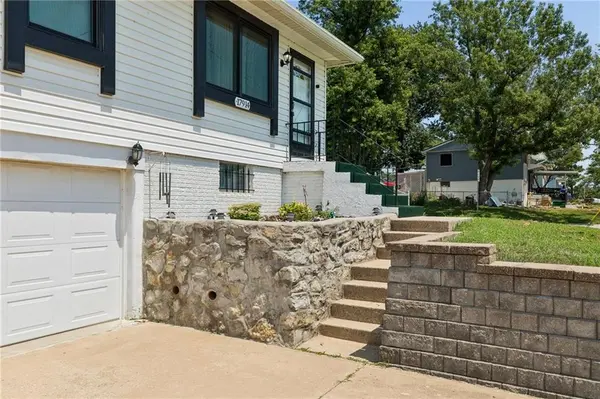 17914 N Whitney RD, Independence, MO 64058