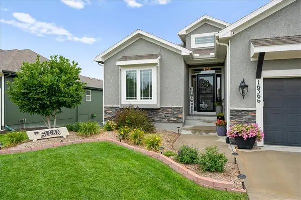 16366 S Laurelwood ST, Olathe, KS 66062