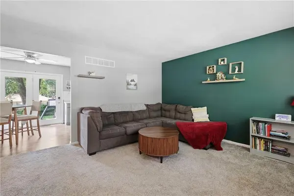 104 SW Gladstone DR, Blue Springs, MO 64014