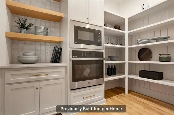 7412 Village DR, Prairie Village, KS 66208