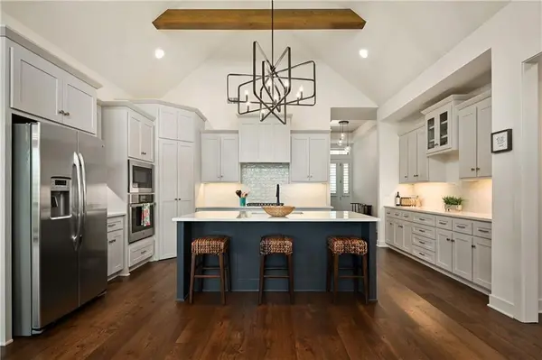 3045 NW Thoreau LN, Lee's Summit, MO 64081