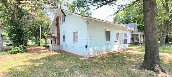 716 E Lincoln ST, Iola, KS 66749