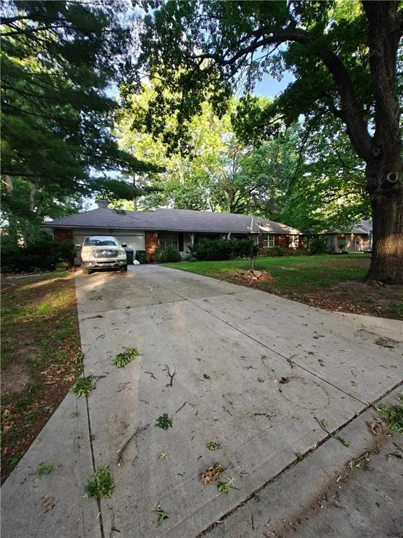 9311 Wenonga RD, Leawood, KS 66206