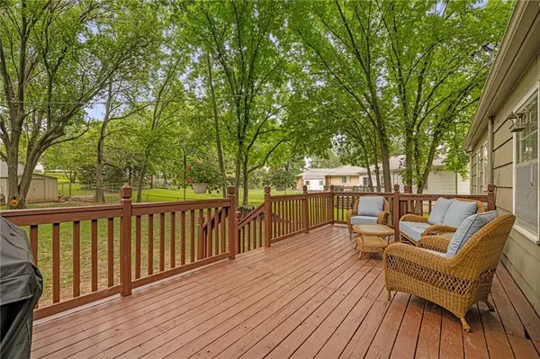 9800 W 89th TER, Overland Park, KS 66212