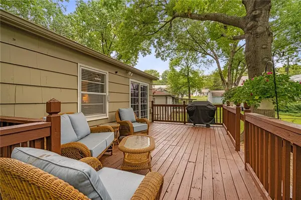 9800 W 89th TER, Overland Park, KS 66212