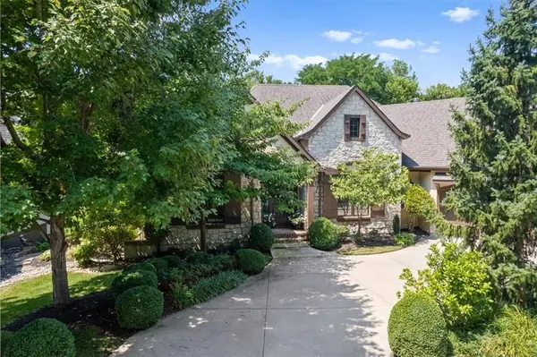 8604 N MARSH AVE, Kansas City, MO 64157