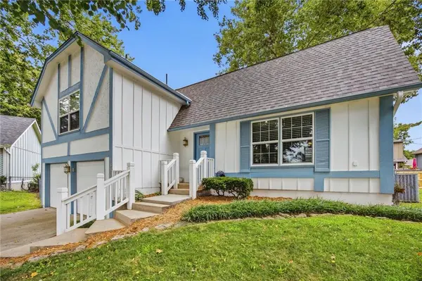 1300 S Apache CT, Olathe, KS 66062