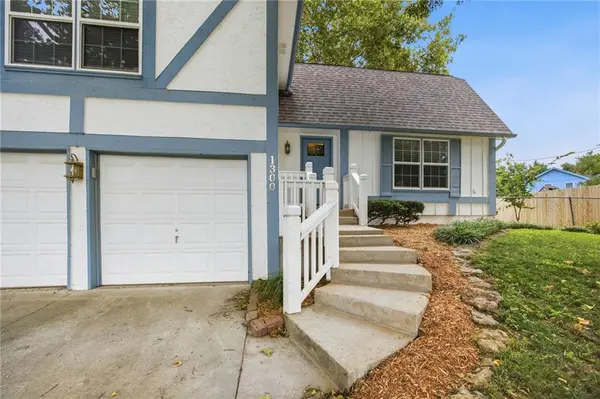 1300 S Apache CT, Olathe, KS 66062