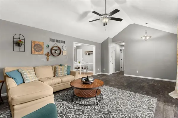 2417 NE Bridgeport DR, Lee's Summit, MO 64086