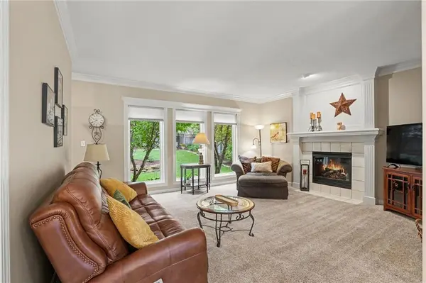 712 Cottonwood DR, Lansing, KS 66043