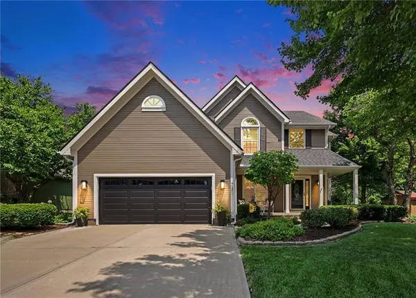 712 Cottonwood DR, Lansing, KS 66043