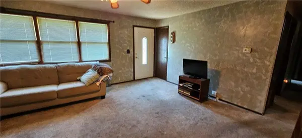 708 E Orange ST, Girard, KS 66743