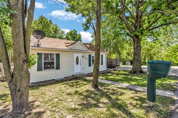 8205 Rose ST, Pleasant Valley, MO 64068