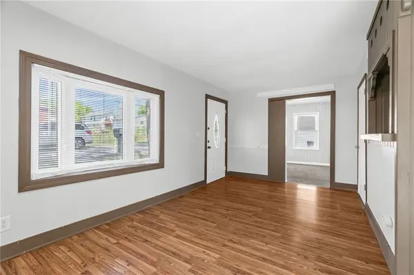 8205 Rose ST, Pleasant Valley, MO 64068